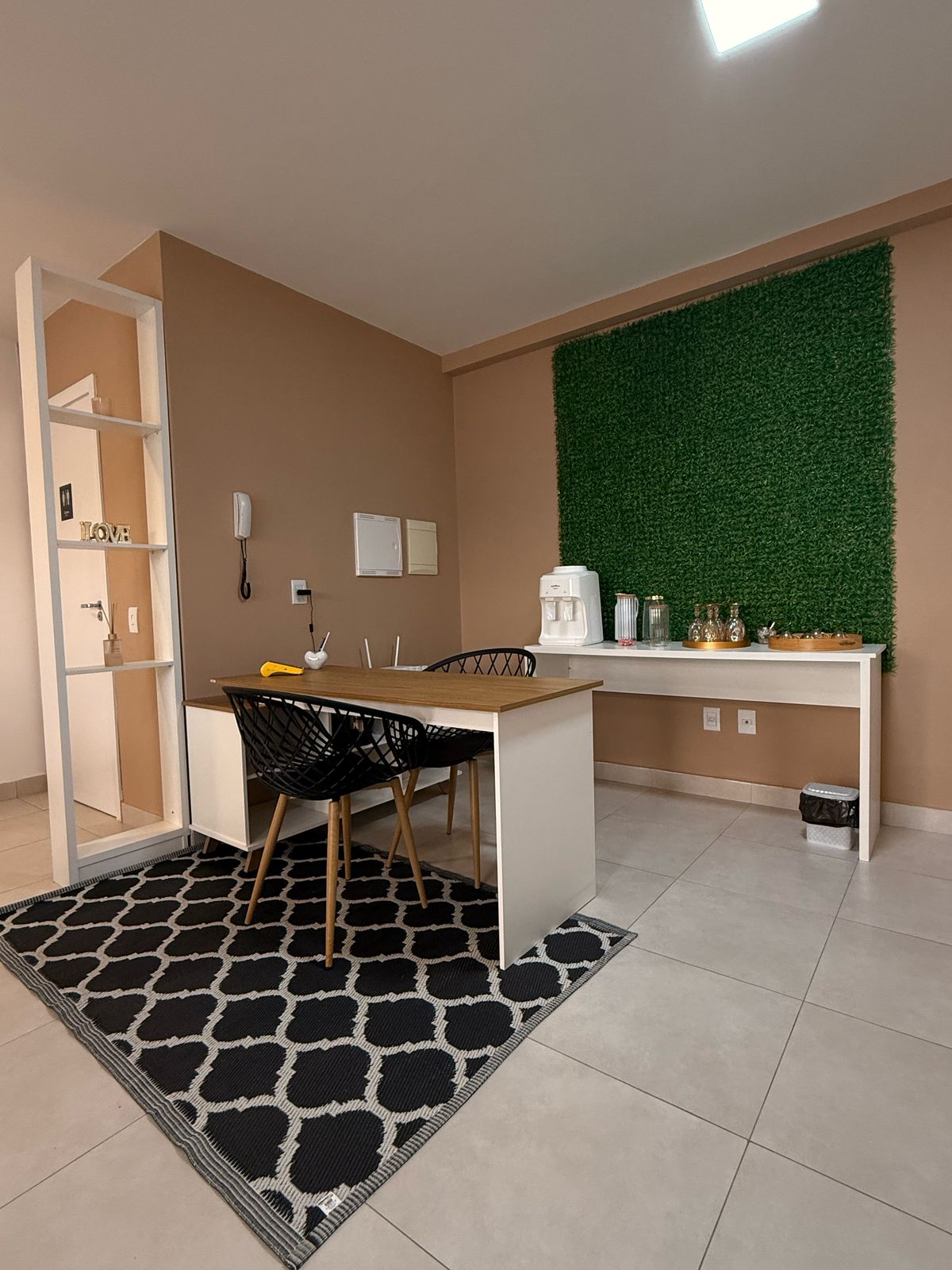 Área de recepção do Studio Bispo com decoração premium